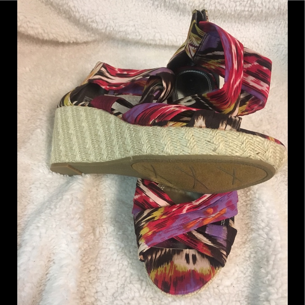 Apostrophe wedges, size 10.